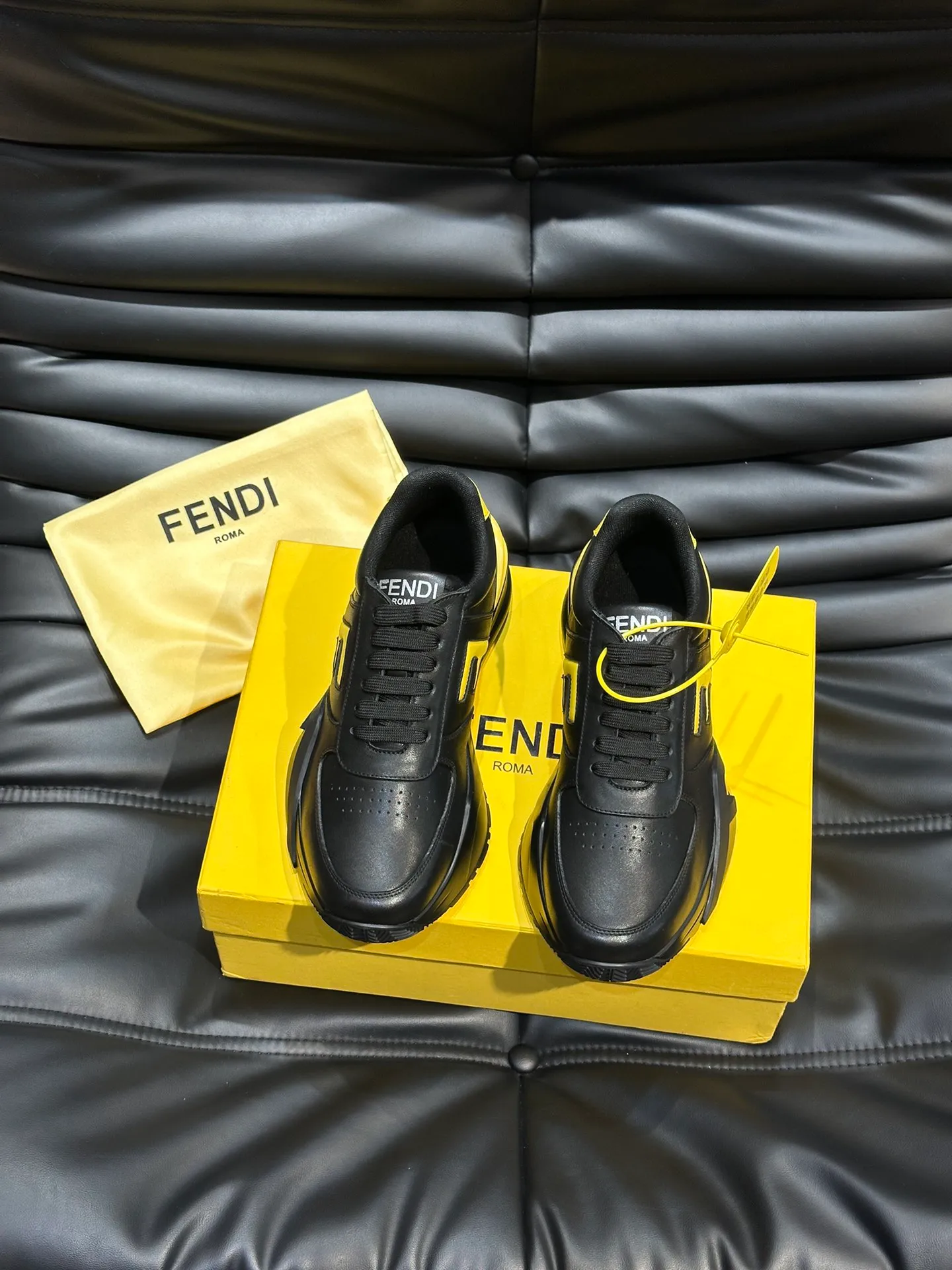 Men's Men's Shoes 💰p560 "FEND*" Men's new lace-up sports shoes are shipped, adopting the popular version design in recent years, and the appearance is fashionable and elegant. Made of high-tech fabrics and suede leather, with Framilon inlays, the shoe body is matched with simple colors, and it looks great on the feet. Diagonally F-shaped three-dimensional corrugated rubber sole, with a 3D style running through the heel. The tongue and sides are decorated with screen-printed FENDI words to interpret the brand style. Paired with fabric lining and foot pads, your feet are comfortable, breathable and full of fashion! Size: 38-44